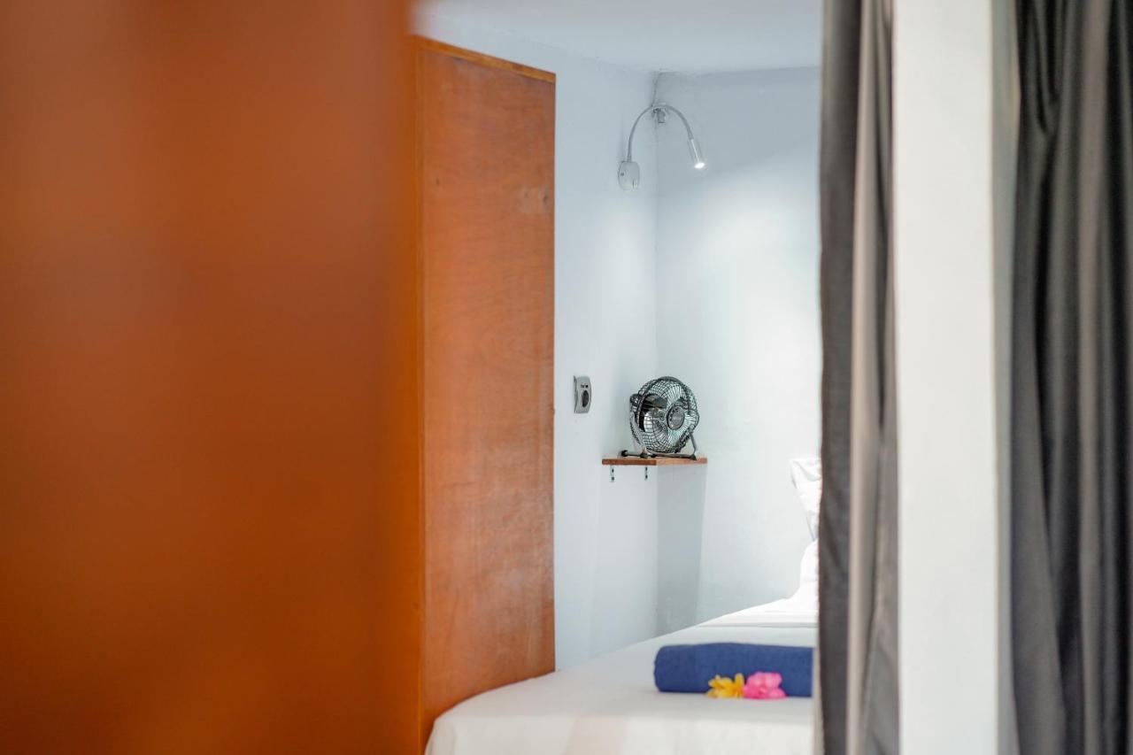 Waiwas Hostel Kuta  Exteriör bild
