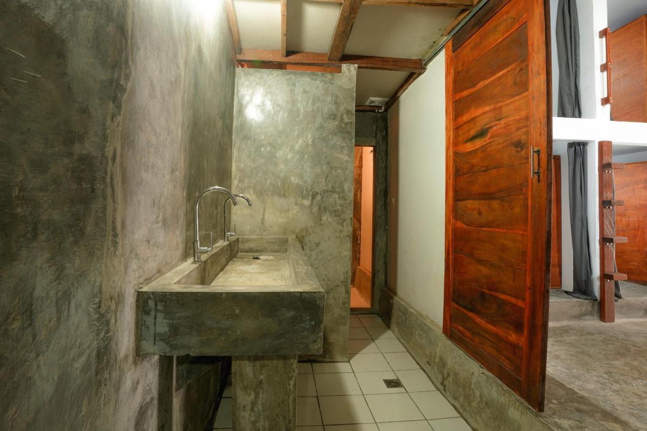 Waiwas Hostel Kuta  Exteriör bild