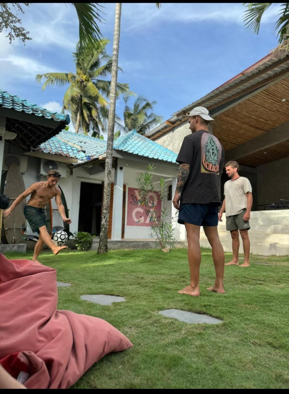 Waiwas Hostel Kuta  Exteriör bild